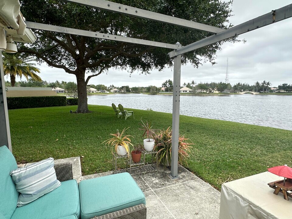 8270 Eleuthera Ln in West Palm Beach, FL - Building Photo