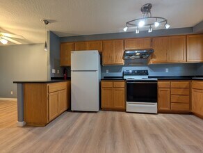 1615 Oak Patch Rd in Eugene, OR - Building Photo - Building Photo