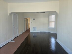 1227 N Parkside Ave, Unit Second floor in Chicago, IL - Building Photo - Building Photo