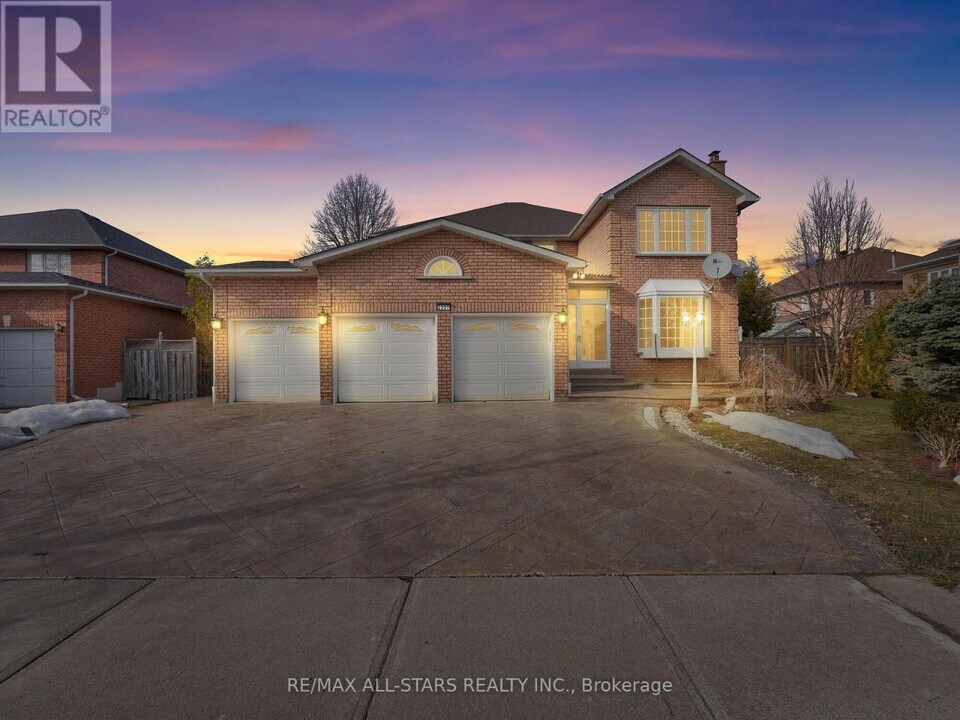 2227 Rodick Rd in Markham, ON - Building Photo