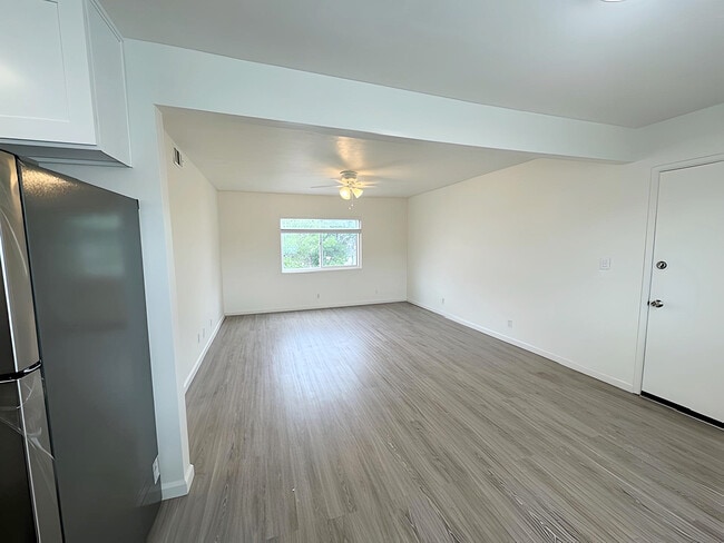 2016 Ernest Ave, Unit 3 in Redondo Beach, CA - Building Photo - Building Photo