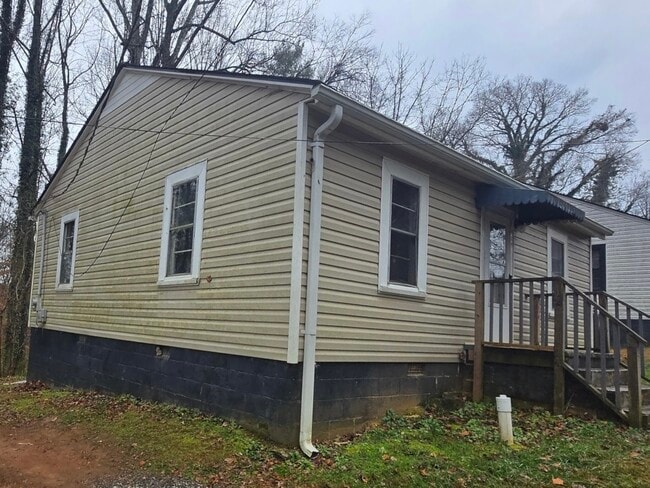 606 M St in North Wilkesboro, NC - Foto de edificio - Building Photo