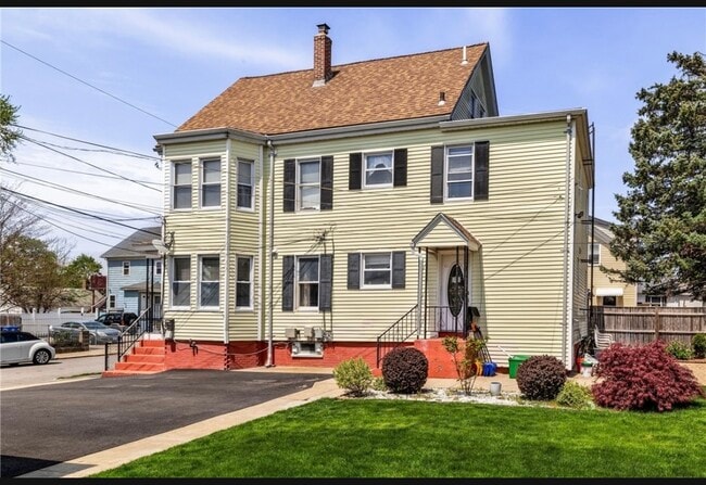 35 Queen St, Unit Apt 2