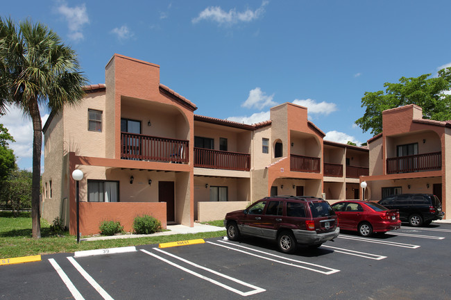 Coral Springs Estates in Coral Springs, FL - Foto de edificio - Building Photo