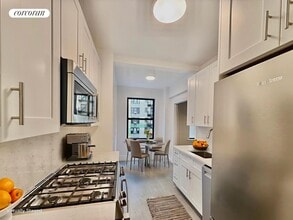 210 E 68th St in New York, NY - Building Photo - Building Photo