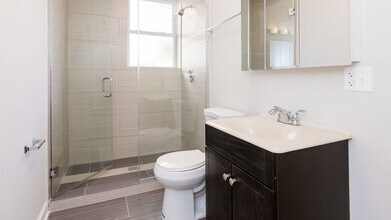 6429 N Lakewood Ave, Unit 2 in Chicago, IL - Building Photo - Building Photo