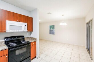 325 NW 190th St in Miami, FL - Building Photo - Building Photo