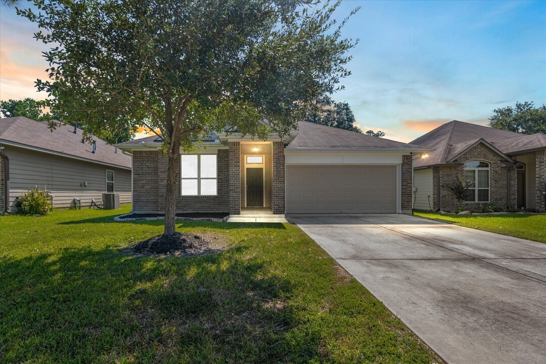 1925 Briar Grove Dr in Conroe, TX - Building Photo