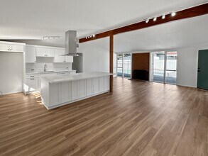 1115 N Brand Blvd in San Fernando, CA - Building Photo - Building Photo