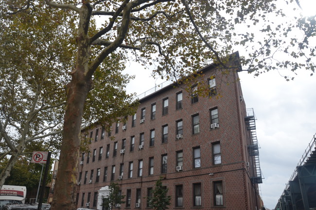 Carmela Court in Brooklyn, NY - Foto de edificio - Building Photo