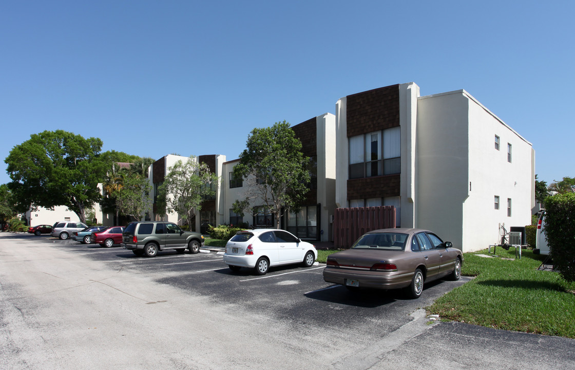 Raintree Forest in Fort Lauderdale, FL - Foto de edificio