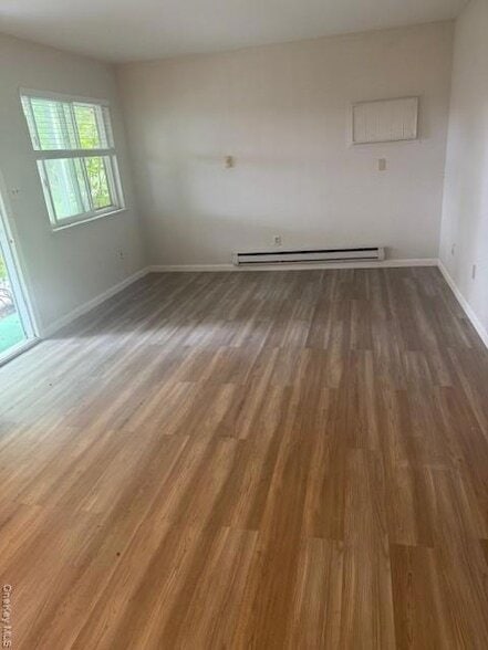 1-72 Parkcenter Drive Unit in Deer Park, NY - Foto de edificio - Building Photo