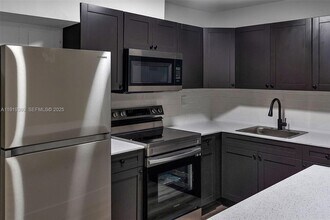 4037 SW 65th Ave in Miami, FL - Building Photo - Building Photo