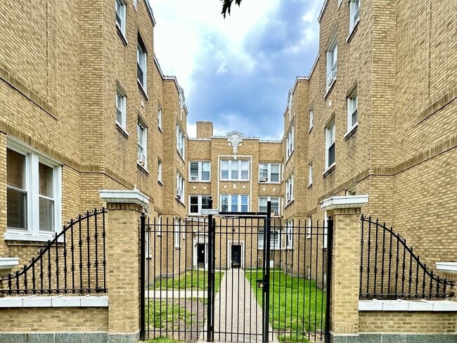 4751 N Monticello Ave, Unit 2F