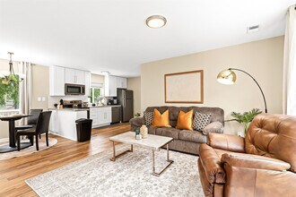 18423 Sharon Ln in Roseville, MI - Foto de edificio - Building Photo