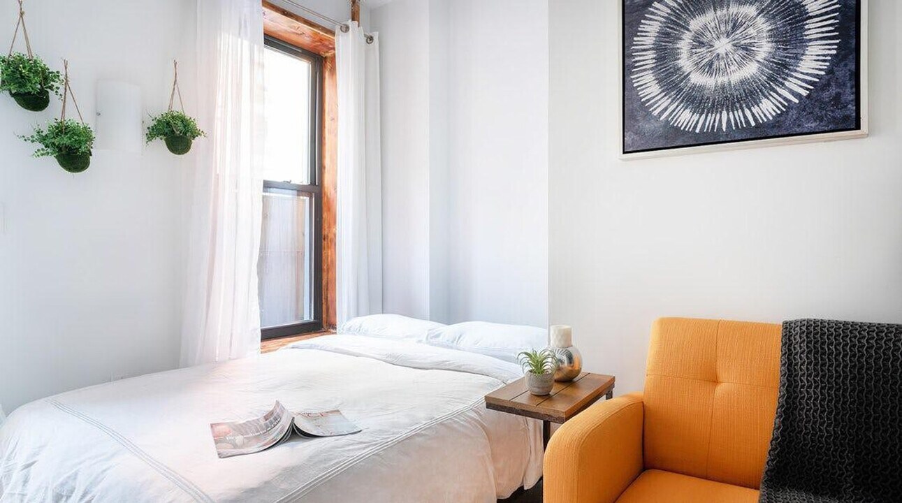 241 E 24th St in New York, NY - Building Photo
