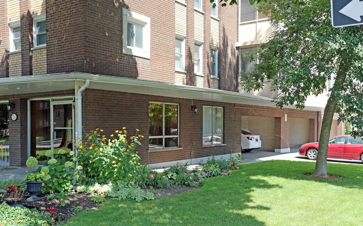 38 Charlton Ave W in Hamilton, ON - Building Photo