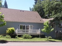 Sunday Square in Mount Shasta, CA - Foto de edificio - Building Photo