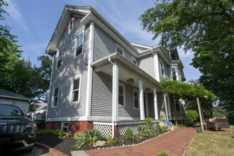 590 River Ave, Unit 2 in Providence, RI - Foto de edificio - Building Photo