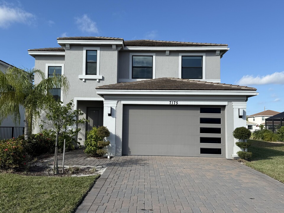 7175 Villamar Way in Greenacres, FL - Building Photo