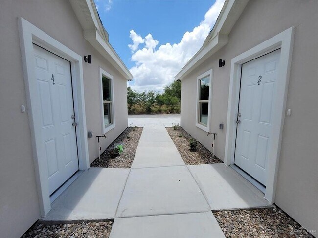 2808 Rosemary Dr, Unit 2 in Weslaco, TX - Foto de edificio - Building Photo