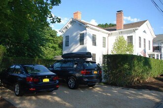 23 Howard St in Sag Harbor, NY - Foto de edificio - Building Photo