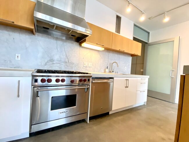 615 Hampton Dr, Unit A108 in Venice, CA - Foto de edificio - Building Photo