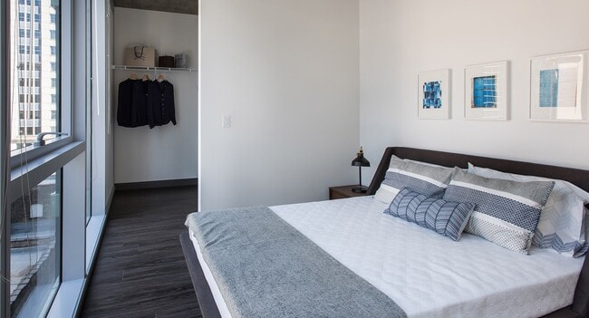 212 W Washington St, Unit 1403 in Chicago, IL - Foto de edificio - Building Photo