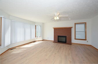 4367 Bunker Ln in Stow, OH - Foto de edificio - Building Photo