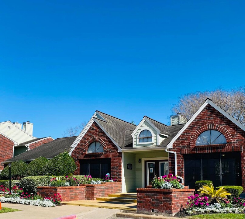 Raintree Apartments in Lake Jackson, TX - Building Photo