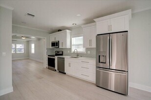 320 NW 6th Ave in Delray Beach, FL - Building Photo