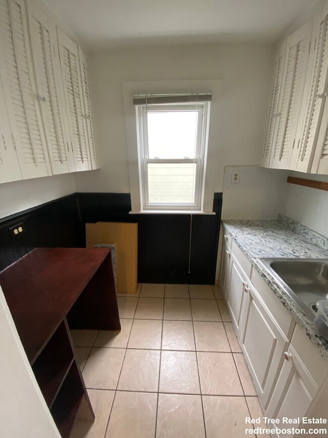 12 Douglas Ave, Unit 1 in Somerville, MA - Foto de edificio - Building Photo