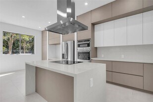 3204 Plaza St in Miami, FL - Building Photo