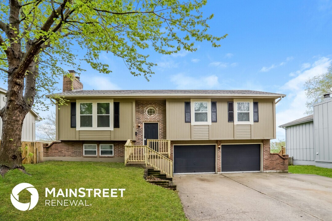 114 Nanette St in Belton, MO - Foto de edificio