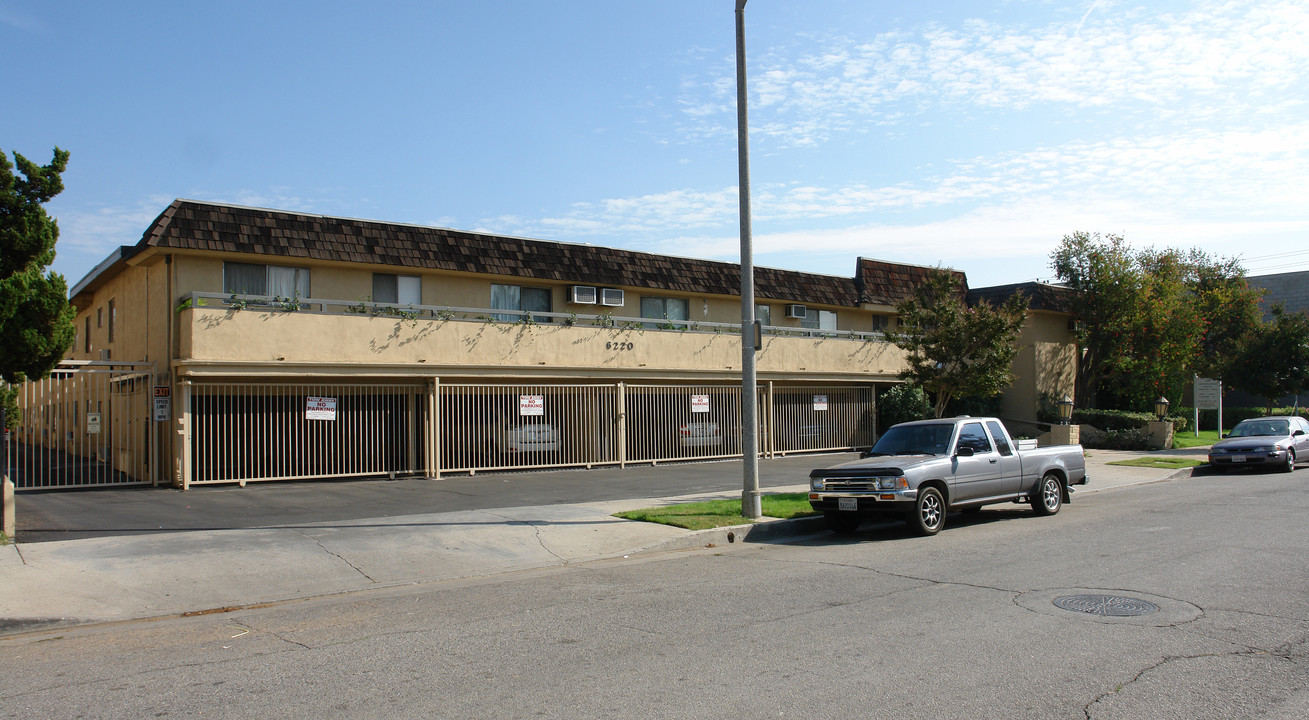 Sylemona Apartments in Van Nuys, CA - Building Photo