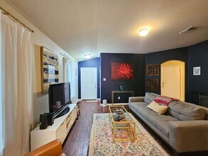 1608 Monte Vista Dr in Lockhart, TX - Building Photo - Building Photo