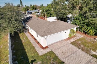 2011 Outer Dr in Sarasota, FL - Building Photo