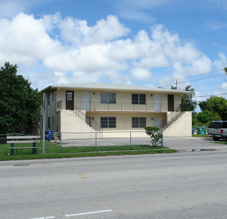 401-407 NW 95th St in Miami, FL - Building Photo