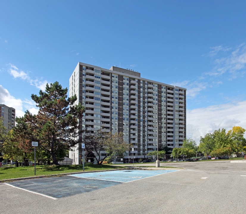 66 Falby Ct in Ajax, ON - Building Photo