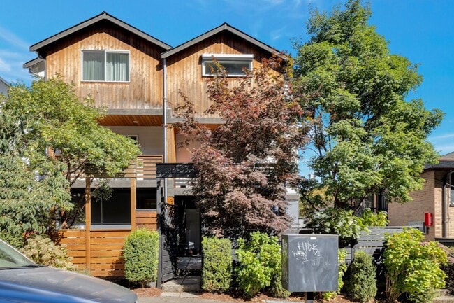 property at 4022 Pasadena Pl NE