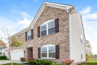 8035 Pavilion Ct in Indianapolis, IN - Foto de edificio - Building Photo