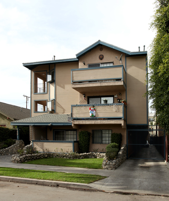 749 Gardenia Ave in Long Beach, CA - Foto de edificio - Building Photo