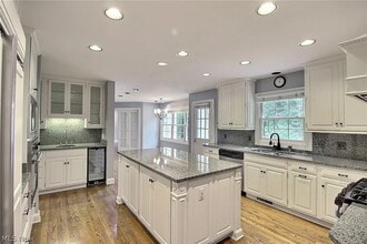 10 Wenden Ct in Bratenahl, OH - Building Photo - Building Photo