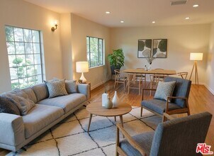 1037 S Longwood Ave in Los Angeles, CA - Building Photo - Building Photo