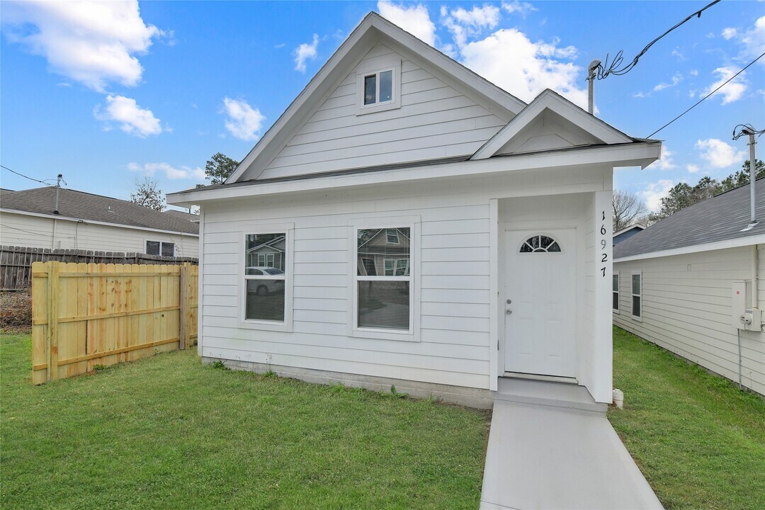 16927 W Juneau St in Montgomery, TX - Building Photo