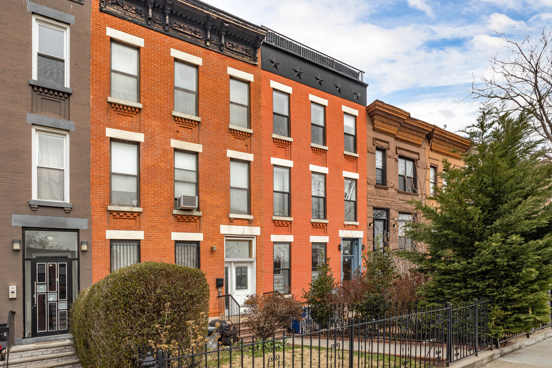 737 Lexington Ave in Brooklyn, NY - Foto de edificio