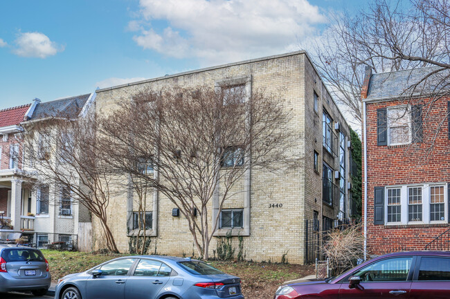 3440 Brown St NW in Washington, DC - Foto de edificio - Primary Photo