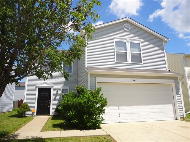 2343 Summerwood Ln in Greenwood, IN - Foto de edificio