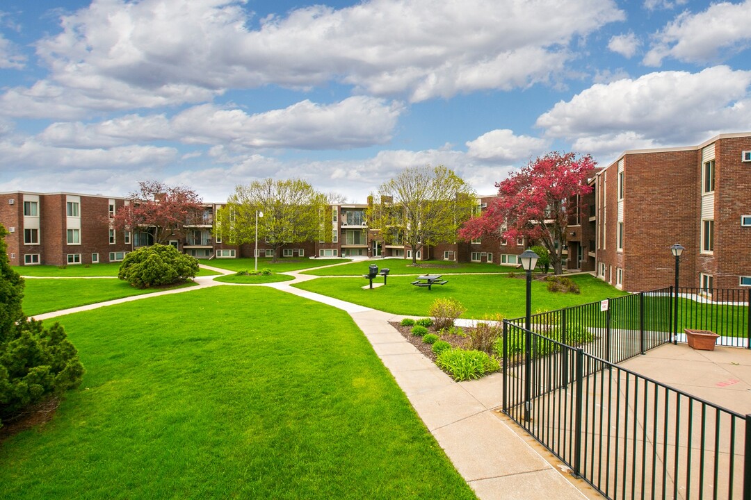 Rose Mall Apartments in Roseville, MN - Building Photo