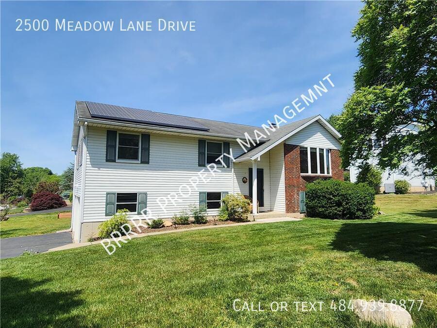 2500 Meadow Ln Dr in Easton, PA - Building Photo